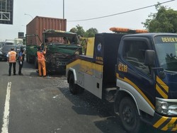 Tabrakan di Tol Sedyatmo, Sopir dan Kondektur Truk Terjepit