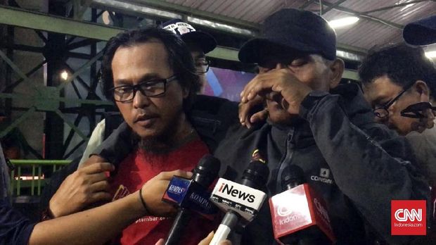 Herman (kanan) menangis karena perjuangan Muhammad Hinayah selama ini berbuah medali emas Asian Games 2018.