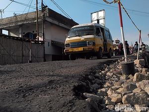 Merugi, Sopir Angkot di Garut Keluhkah Proyek Jembatan