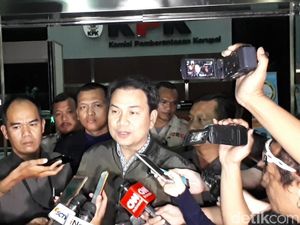Usai Diperiksa KPK, Azis Syamsuddin Mengaku Tak Pernah Bahas RAPBN-P Usai Diperiksa KPK, Azis Syamsuddin Mengaku Tak Pernah Bahas RAPBN-P
