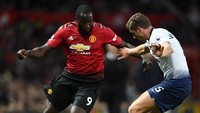 Berawal dari sebuah kesalahan backpass Danny Rose, MU mendapatkan peluang lewat Romelu Lukaku. Tapi tembakannya setelah melewati Hugo Lloris cuma melebar ke kiri, padahal gawang sudah kosong melompong. (Foto: Clive Mason/Getty Images)