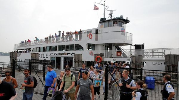 Momen 3 Ribu Pengunjung Patung Liberty Dievakuasi Saat Kebakaran