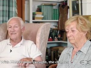 Romantis Hingga Bikin Terharu, Kakek Ini Dandani Istri Buta Sepenuh Hati