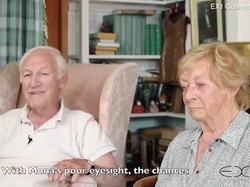 Romantis Hingga Bikin Terharu, Kakek Ini Dandani Istri Buta Sepenuh Hati