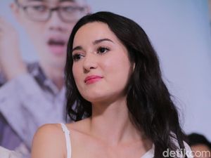 Awet Muda, Julie Estelle Berusaha Tampil Senatural Mungkin