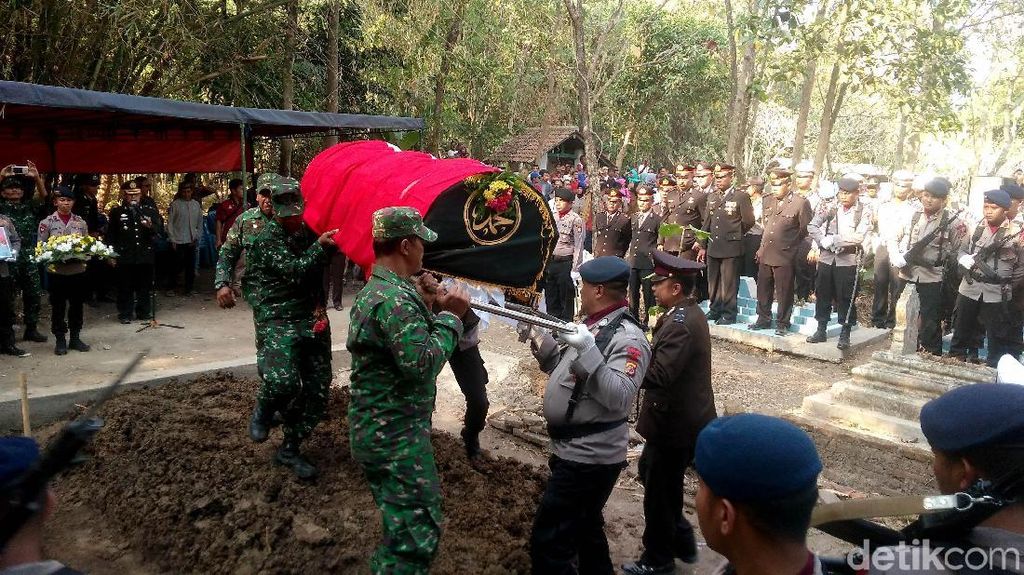Polantas Korban Penembakan di Tol Mertapada Dimakamkan Polantas Korban Penembakan di Tol Mertapada Dimakamkan