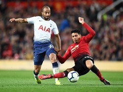 MU mencoba meningkatkan daya gedor dan memasukkan Alexis Sanchez serta Marouane Fellaini, tapi Tottenham-lah yang kembali mendapatkan gol. Menerima umpan dari Kane, Moura melewati Chris Smalling dan lantas menaklukkan David de Gea dengan sepakan keras ke pojok kiri gawang. (Foto: Clive Mason/Getty Images)