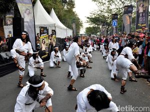 Aksi Flash Mob Wiro Sableng Aksi Flash Mob Wiro Sableng