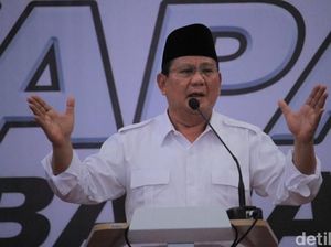 Canda Prabowo ke Warga: Kelihatan dari Tampang, Kredit Belum Lunas Canda Prabowo ke Warga: Kelihatan dari Tampang, Kredit Belum Lunas