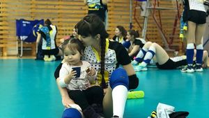 Potret si Cantik Sabina Altynbekova Saat Bersama Anak-anak