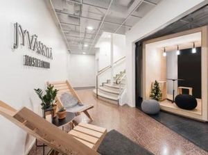 Kantor Bank Tua Ini Disulap Jadi Hostel Keren