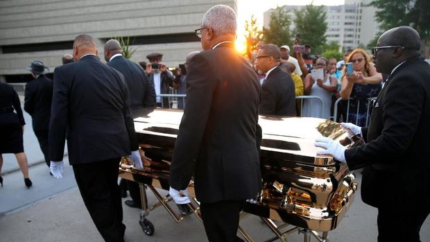 Penggemar berbondong-bondong memberi penghormatan terakhir untuk Aretha Franklin sebelum dimakamkan di Detroit.