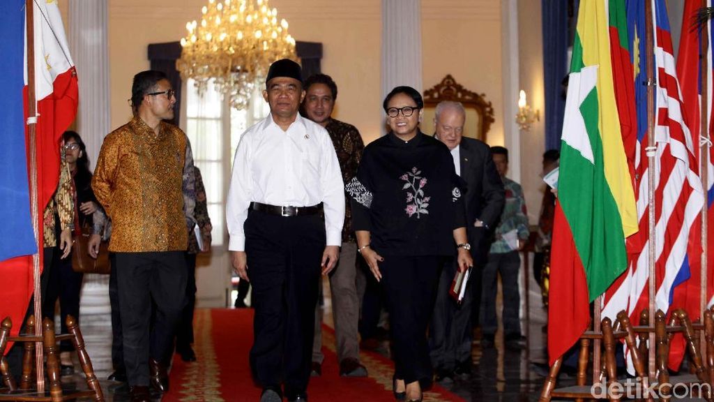 Kemenlu RI Serahkan Artefak Asli Indonesia ke Kemendikbud