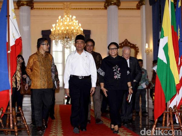 Kemenlu RI Serahkan Artefak Asli Indonesia ke Kemendikbud