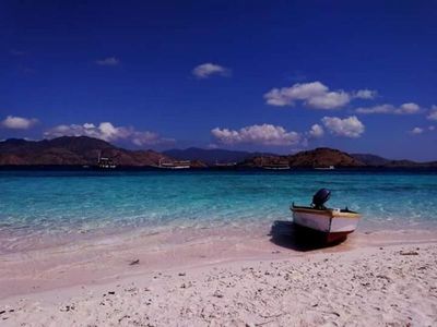 Pantai-pantai Cantik di Taman Nasional Komodo yang Ternoda