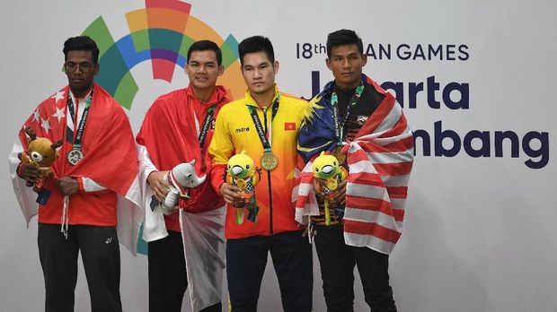 Muhammad Robial Sobri (kanan) mendapat medali perunggu di Asian Games 2018.