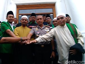 Ribut-ribut Banser-FPI Saat Aksi #2019GantiPresiden Berujung Damai Ribut-ribut Banser-FPI Saat Aksi #2019GantiPresiden Berujung Damai