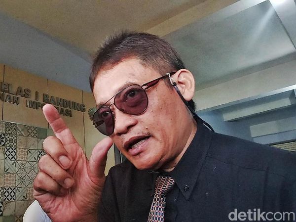 Ekspresi Pollycarpus Saat Ambil Surat Bebas Murni