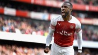 Kursi manajer Arsenal beralih dari Arsene Wenger ke Unai Emery. Di bawah arahan Emery, Alexandre Lazazette harus memulai tiga laga awal Premier League dari bangku cadangan. Dia baru bisa main penuh setelah pekan keempat. Pada saat itu dia menciptakan satu gol dan satu assist. (Foto: Clive Mason/Getty Images)