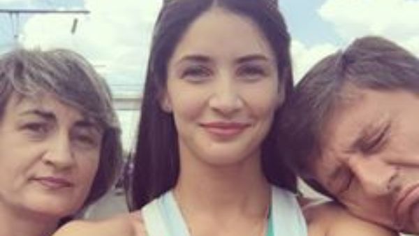 Potret Bahagia Pevoli Cantik Kristina Karapetyan Bersama Keluarga