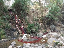 Duh, Air Sungai Berubah Jadi Merah Darah karena Tercemar Limbah
