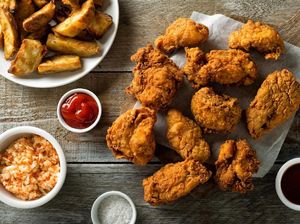 Contek Yuk! 5 Tips Bikin Ayam Goreng Crispy dan Wangi ala Chef Yongki