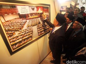 Pameran Foto Ramaikan HUT ke-73 DPR