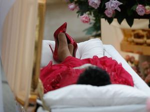 Foto: Aretha Franklin Disemayamkan di Peti Pakai Stiletto Christian Louboutin