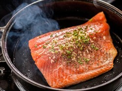 Ini 6 Trik Bikin Salmon Panggang Seenak Buatan Restoran