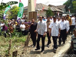 Kunjungan ke Yogya, Jokowi Sempatkan Meninjau Irigasi di Sleman