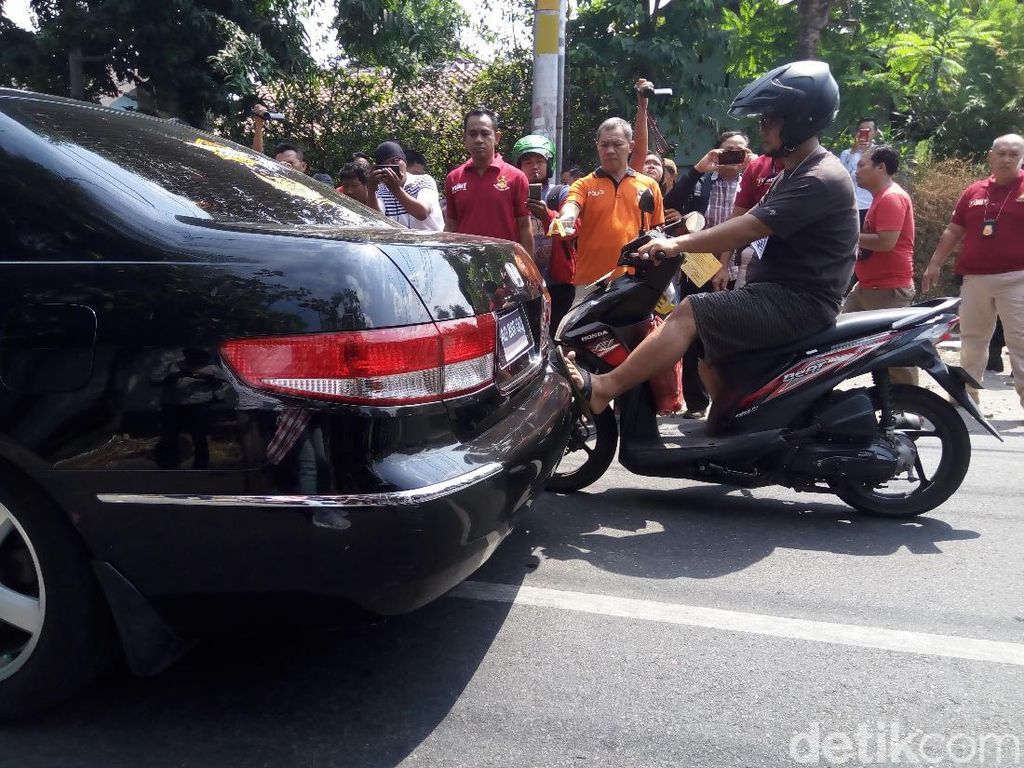 Sebelum Tewas Ditabrak, Pemotor Tendang Mobil Iwan Adranacus 2 Kali Sebelum Tewas Ditabrak, Pemotor Tendang Mobil Iwan Adranacus 2 Kali