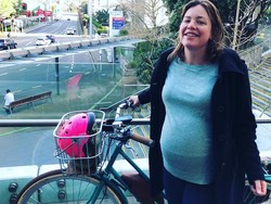 Salut, Menteri Wanita Ini Bersepeda ke Rumah Sakit Saat akan Melahirkan