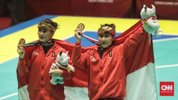 Ayu Sidan Wilantari dan Ni Made Dwiyanti peraih emas ke-26 Indonesia dari cabor pencak silat. (