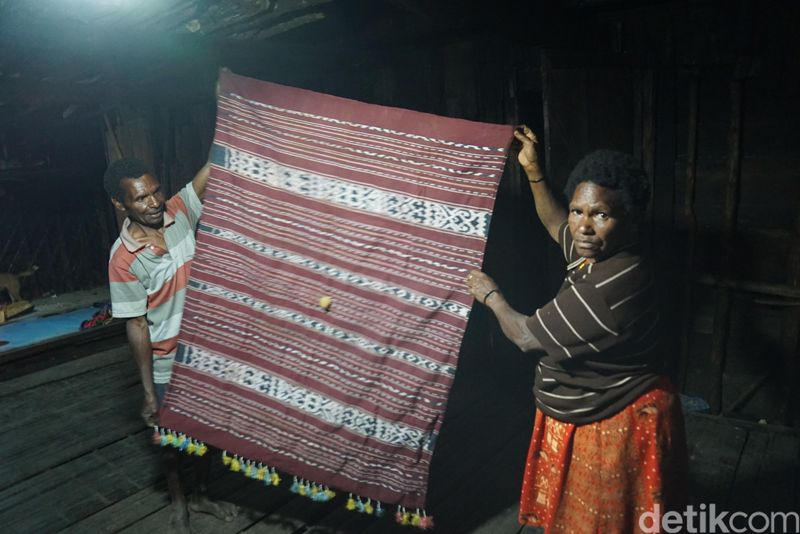 Salah satu mahar yang paling mahal yakni kain tenun Pulau Timor bermata dua, harganya sampai Rp 50 juta (Masaul/detikTravel)