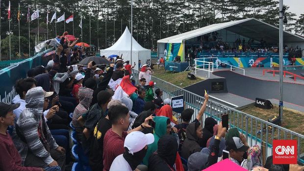 Penonton skateboard tetap antusias meski mendapat panas matahari.