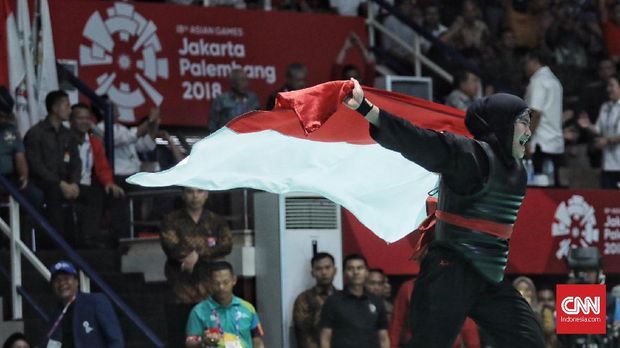 Pesilat Indonesia Pipiet Kamelia (sabuk merah) bertanding melawan pesilat Vietnam Thi Cam Nhi Nguyen (sabuk biru) dalam babak final Kelas D Putri Asian Games 2018 di Padepokan Pencak Silat Taman Mini Indonesia Indah (TMII), Jakarta(29/8). (CNN Indonesia/ Hesti Rika)