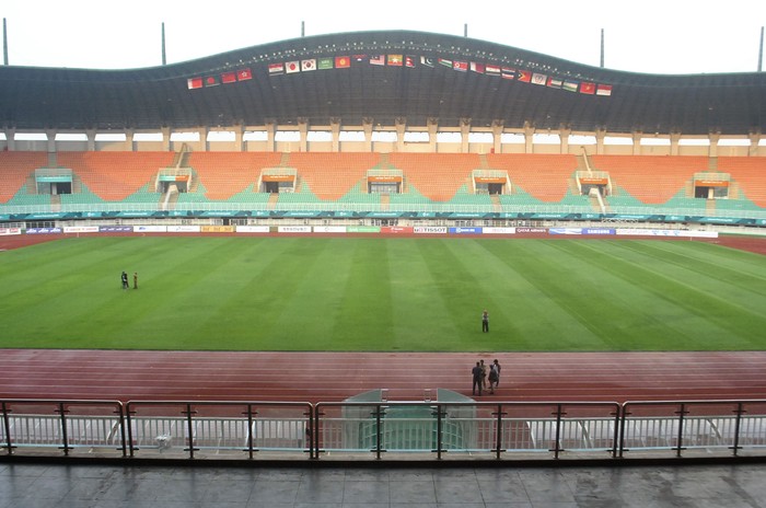 Sejumlah bendera negara peserta Asian Games 2018 terbentang di Stadion Pakansari, Cibinong, Kabupaten Bogor, Jawa Barat, Senin (6/8). Venue sepak bola Asian Games 2018 di Jawa Barat seperti Stadion Pakansari Kabupaten Bogor, Stadion Patriot Kota Bekasi, Stadion Wibawamukti Kabupaten Bekasi dan Stadion Si Jalak Harupat Kabupaten Bandung telah siap 100 persen. ANTARA FOTO/Arif Firmansyah/foc/18.