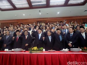 Rapat Paripurna Hingga Potong Tumpeng Hiasi Perayaan HUT DPR