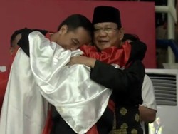 Pencak Silat Juara, Pelukan Jokowi-Prabowo Bikin Netizen Girang