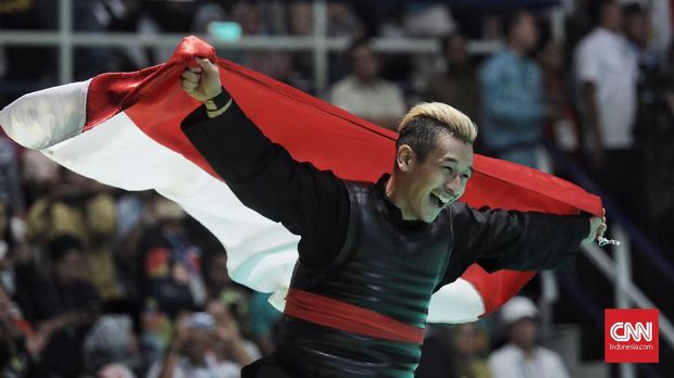 Hanifan Yudani Kusumah mempersembahkan medali emas.