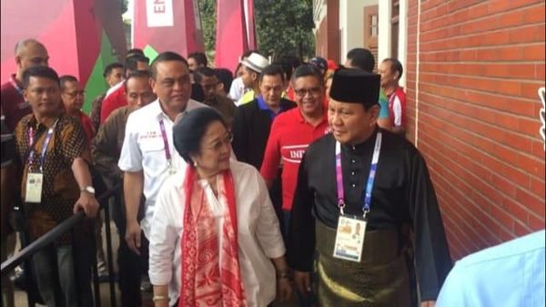 Momen Prabowo Sambut Megawati di Venue Pencak Silat