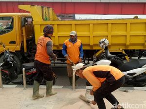 Banyak Tamu Asian Games, Trotoar Jembatan Ampera Langsung Diperbaiki Banyak Tamu Asian Games, Trotoar Jembatan Ampera Langsung Diperbaiki