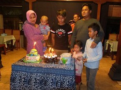 Pose Galang Hendra Saat Cicip Bakpia hingga Bahaya Infeksi Ikan Mentah