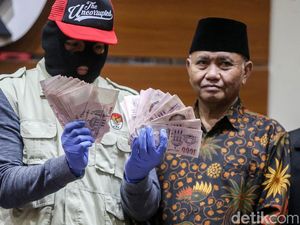 KPK Tunjukkan Barang Bukti Suap OTT PN Medan