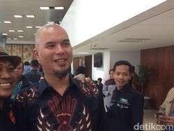 Ada Pekerjaan di Surabaya, Ahmad Dhani Tak Dapat Hadiri Sidang