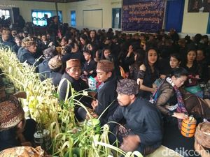 Menengok Warga Suku Tengger Bromo Gelar Peringatan Hari Raya Karo