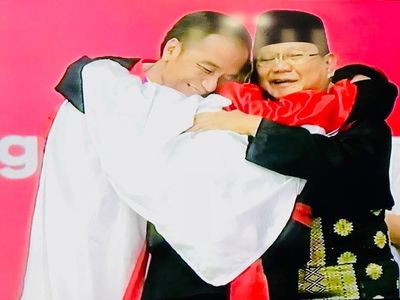 Potret Pelukan Bertiga Jokowi-Prabowo-Peraih Emas Pencak Silat