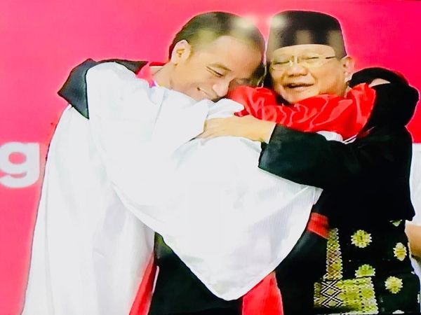 Potret Pelukan Bertiga Jokowi-Prabowo-Peraih Emas Pencak Silat