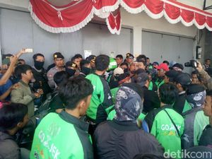 Driver Go-Jek Makassar Demo Kebijakan Poin hingga Suspend Massal Driver Go-Jek Makassar Demo Kebijakan Poin hingga Suspend Massal