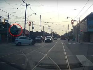 Adu Banteng dengan Mobil, Pemotor Sampai Melayang